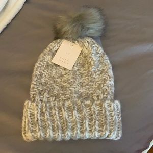 grey/white beanie